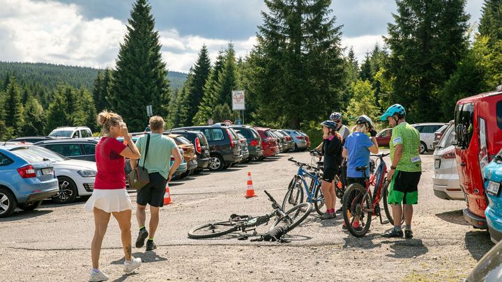 Odpadky či exkrementy trápí Jizerky. Nevychovanců přibývá, mohou za to i elektrokola; Zdroj foto: Jakub Plíhal