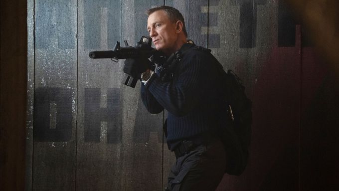 Na snímku z Není čas zemřít je Daniel Craig jako James Bond.
