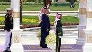 V Saúdské Arábii se Trumpovi od Muhammada bin Salmána, bezskrupolózního a zároveň modernizujícího korunního prince, dostalo uvítání včetně fialového koberce, jaké by se svou pompézností hodilo spíš pro krále.