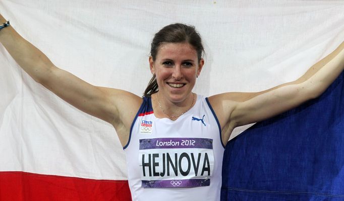 Česká překážkářka Zuzana Hejnová během bronzového finále na 400 m překážek během OH 2012 v Londýně.