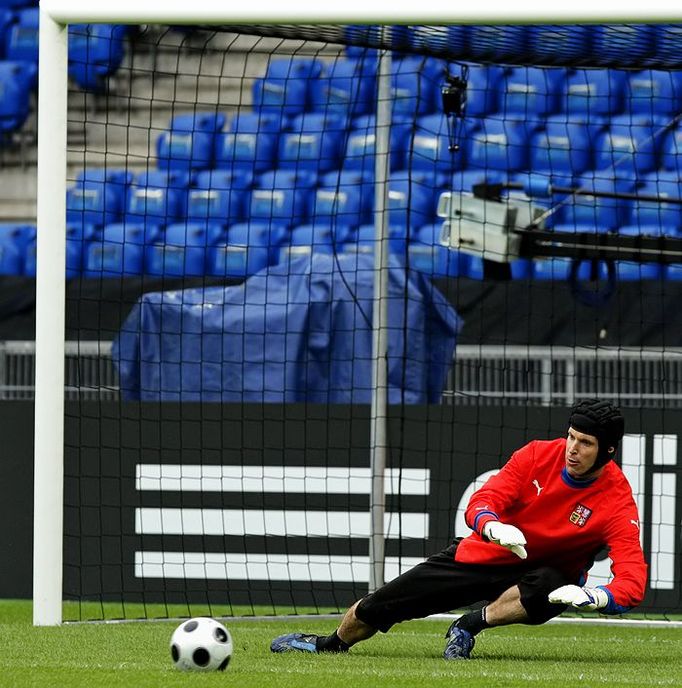 Petr Čech si tzv. "ošahal" brankoviště v St. Jakob Parku.