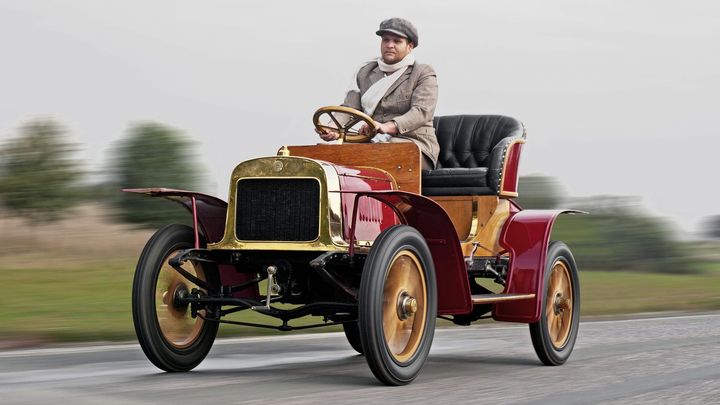 Jen 11 značek vyrábí auta déle než Škoda. Prohlédněte si nejstarší automobilky světa