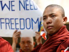 První výročí Šafránové revoluce si připomněli i Barmánci v hlavním městě Srí Lanky Colombu. Na fotografii jsou demonstrující buddhističtí mniši před velvyslanectvím Myanmaru, jak barmská junta zemi v roce 1989 přejmenovala