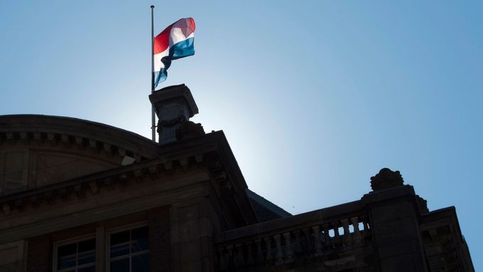Nizozemská vlajka na půl žerdi.