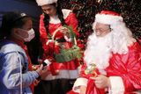 Santa Klaus se nečekaně zjevil v jednom z hotelů na Tchaj-wanu. Ale roušku je potřeba mít i tady, co kdyby i Santa onemocněl prasečí chřipkou?