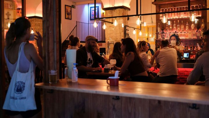 Mladí lidé z večírků, bez příznaků nemoci. Nová studie popsala druhou vlnu koronaviru