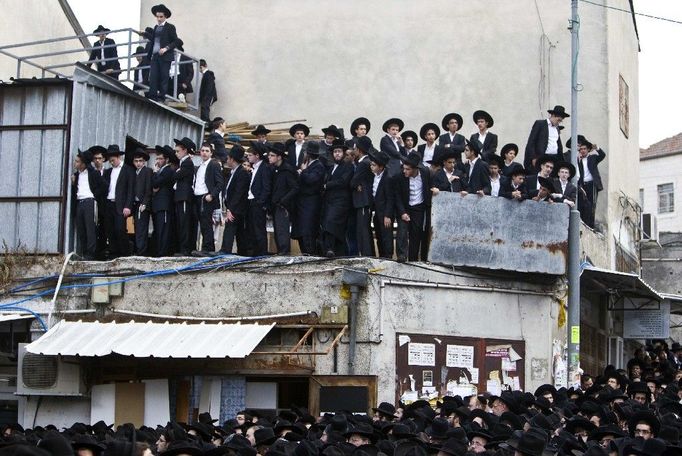 Ultraortodoxní židé na pohřbu devětašedesátiletého rabína Natana Tzviho Finkela nedaleko Jeruzaléma.