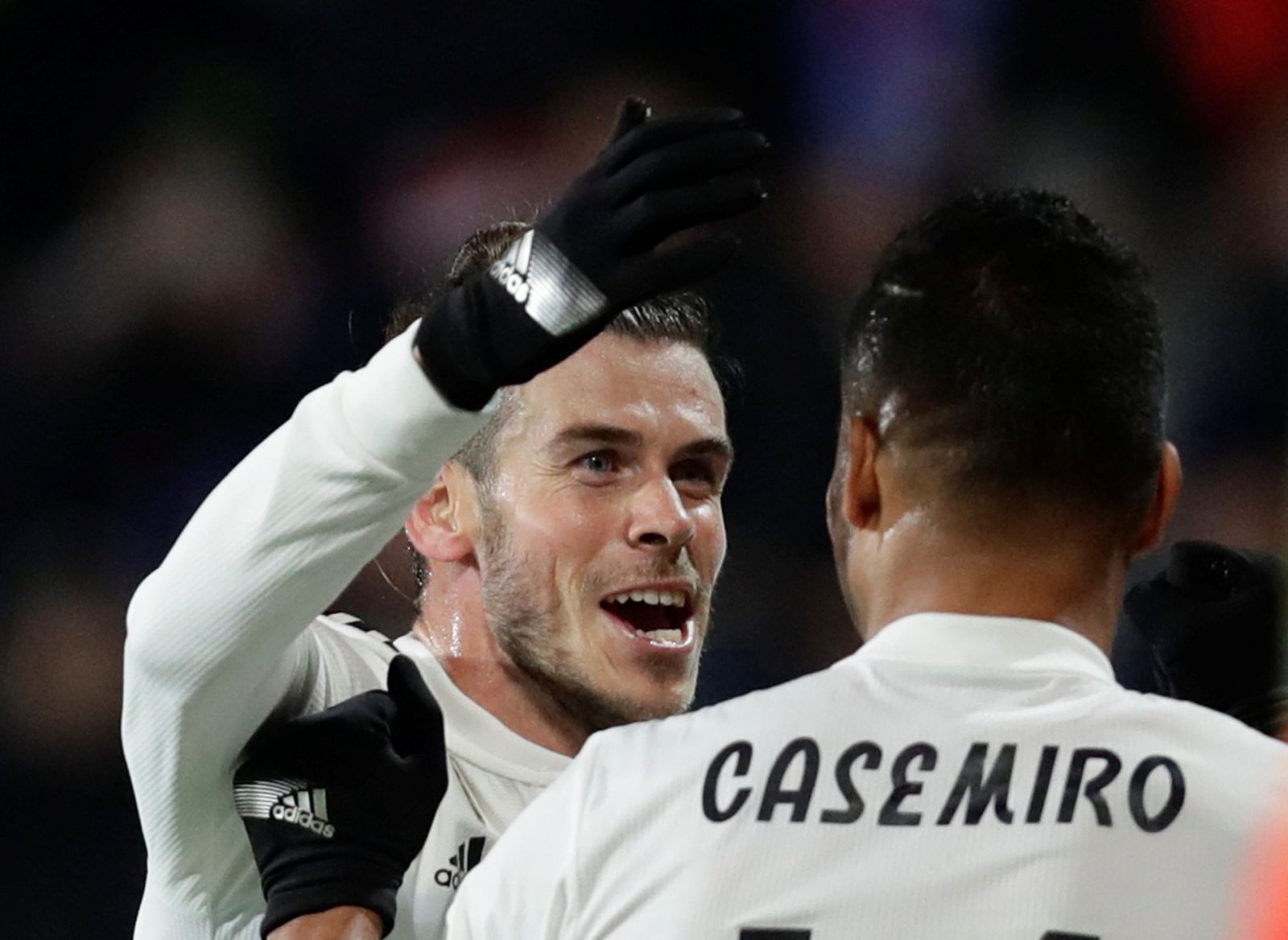 Gareth Bale a Karim Benzema slaví v zápase LM Plzeň - Real Madrid