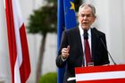 Živě: 50,3 ku 49,7. Prezidentem Rakouska bude Van der Bellen. Rozdělenou zemi chce spojit