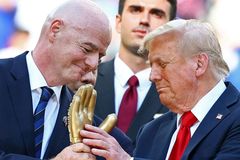 "Dělá, co říká. Říká, co si myslí." Šéf FIFA velebí Trumpa a chystá Cenu míru