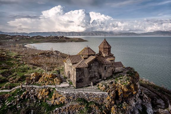 Jezero Sevan je největším jezerem v zemi, strategickou zásobárnou pitné vody,a hlavním zdrojem pro zavlažování půdy.