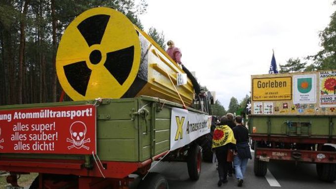 Protiatomoví aktivisté protestují před úložištěm jaderného odpadu v Gorlebenu.