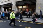 Policie zasahovala u sídla Sony Music v Londýně. Muž pobodal dvě osoby