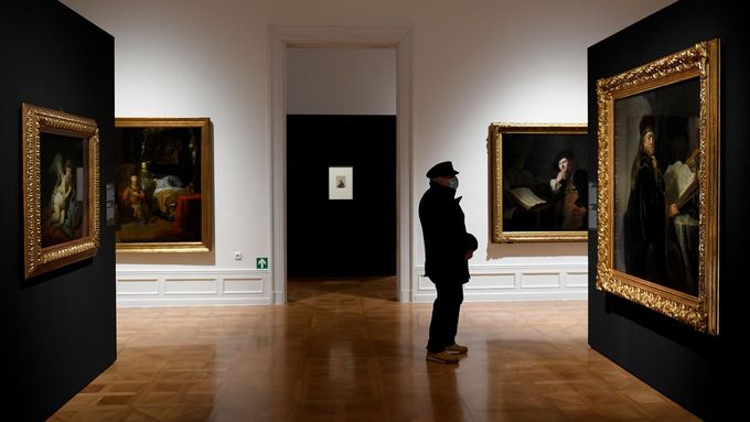 Návštěvník na výstavě Rembrandt: Portrét člověka v pražském paláci Kinských.