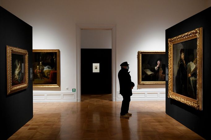 Návštěvníci si ve čtvrtek po zmírnění opatření proti šíření nového typu koronaviru prohlédli výstavu Rembrandt: Portrét člověka v pražské Národní galerii.