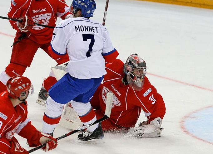 Gólman Adam Svoboda (HC Slavia Praha) se ohlíží za pukem ve své brance. První branku utkání střelil v 15. minutě Jean-Guy Trudel.