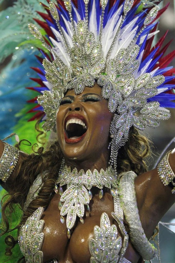 A reveller from the Inocentes de Belford Roxo samba school participates during the first night of the annual carnival parade in Rio de Janeiro's Sambadrome, February 10, 2013. REUTERS/Pilar Olivares (BRAZIL - Tags: SOCIETY) Published: Úno. 11, 2013, 12:43 dop.