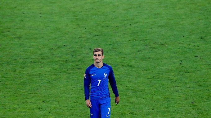 Antoine Griezmann odchází ze hřiště po prohraném finále s Portugalskem