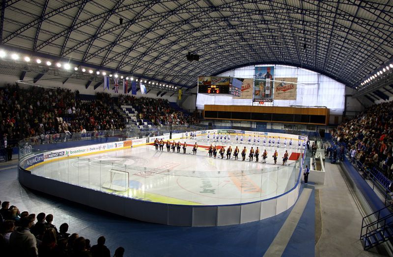 Královna Alžběta II. na hokeji