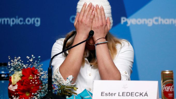 Ester Ledecká při tiskové konferenci v Pchjongčchangu během ZOH 2018