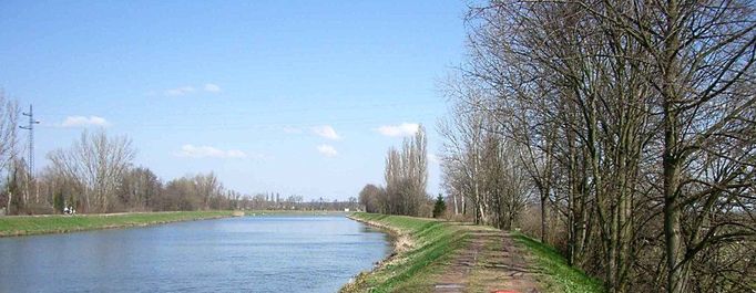 V těchto místech by měla být v rámci rekonstrukce parku Na Špici a okolí vytvořena promenáda kolem Labe.