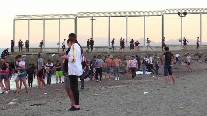 Do španělské enklávy Ceuta na africkém pobřeží proudí tisíce migrantů ze sousedního Maroka. Španělská vláda nasadila vojáky a obrněná vozidla.