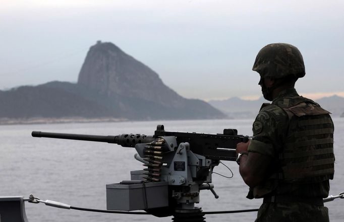 A Brazilian marine takes part in an exercise to prepare their operational readiness to combat terrorist attacks and riots ahead of the FIFA Confederations Cup and World Youth Day, on the Amazonas ship in Rio de Janeiro May 29, 2013. REUTERS/Sergio Moraes (BRAZIL - Tags: SPORT SOCCER MILITARY MARITIME) Published: Kvě. 29, 2013, 4:46 odp.