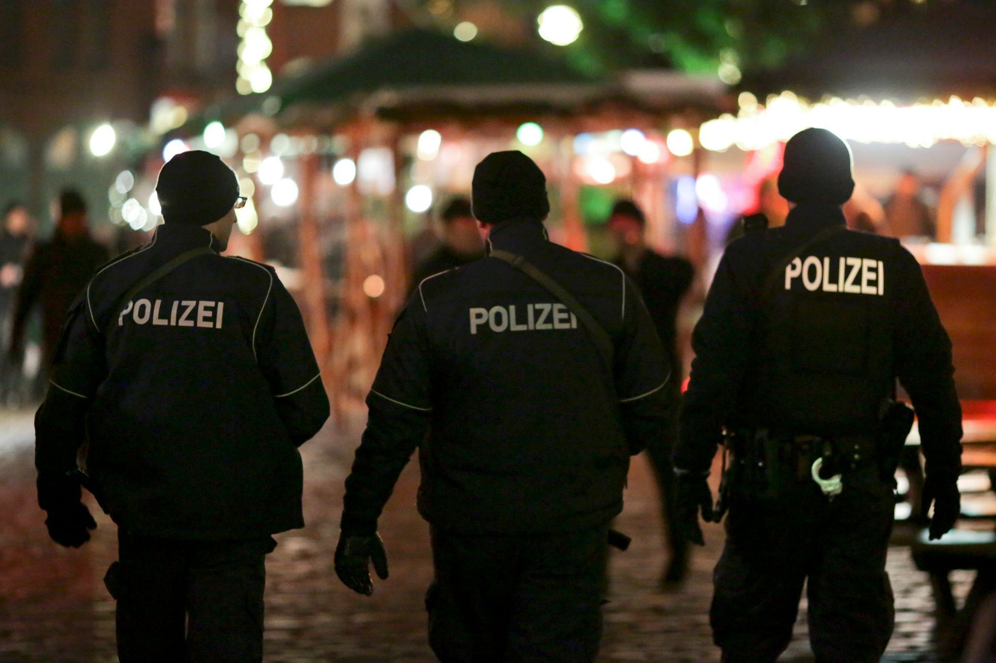 Policisté hlídají vánoční trh na východu Berlína.