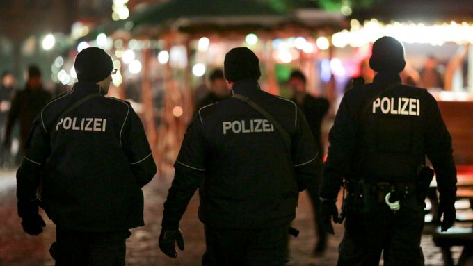 Policie hlídkuje na vánočních trzích v Berlíně.
