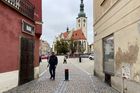 "Na západním okruhu klid." Tábor se bez vojáků obejde, neví ale, co s "autobusákem"