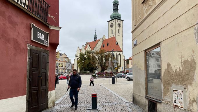 Táborské Staré město a ústí uličky směrem na Žižkovo náměstí. I když to tak z fotky nevypadá, řada domů je tu oživených a historie dostává nový rozměr.
