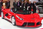 Nejrychlejší supersport Ferrari bude mít sklo z Hořovic
