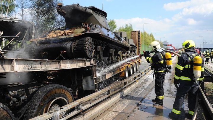 Řidič nedodržel pravidla pro převoz tanků, za smrtelnou nehodu mu hrozí deset let; Zdroj foto: Hasiči Praha