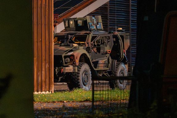 Obrněné vozidlo Bundeswehru stojí poblíž místa, kde byl během cvičení postřelen vojenský policista. Muž byl s zraněními převezen do nemocnice. Erding, 22. října 2025.