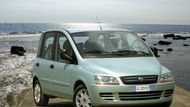 Fiat Multipla - Naopak italský rodinný vůz se objevuje snad v každém výběru ošklivých aut. Domníváme se, že mnohem více ošklivosti pobral až po faceliftu, který odstranil známý „schod“. Ten jej dělal alespoň trochu zajímavým. Poté už byla Multipla jen obyčejnou kostkou na kolech.