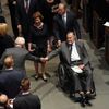 Bývalý americký prezident George Bush opouští pohřeb své manželky Barbary
