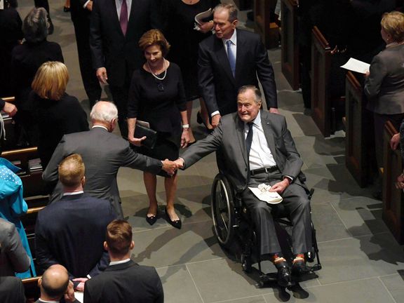Bývalý americký prezident George Bush opouští pohřeb své manželky Barbary.