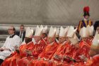 Přísně tajné konkláve je tu. Kardinálové se ve Vatikánu účastní slavnostní mše