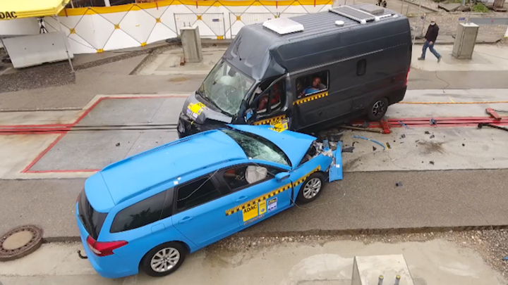 Z obytňáku je smrtelná past. Crash test předvádí následky čelní srážky s kombíkem