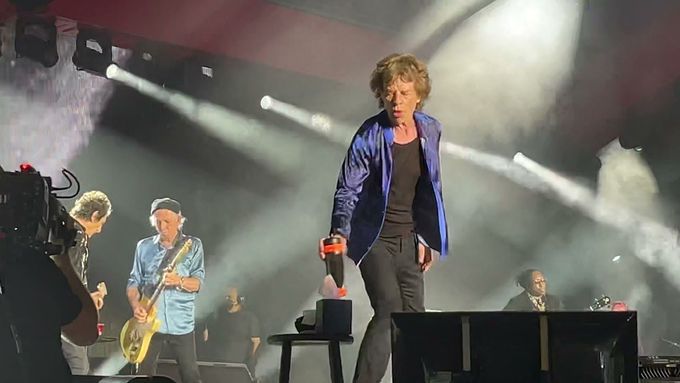 Na koncertě v St. Louis zahráli Rolling Stones také svůj hit Paint it Black.