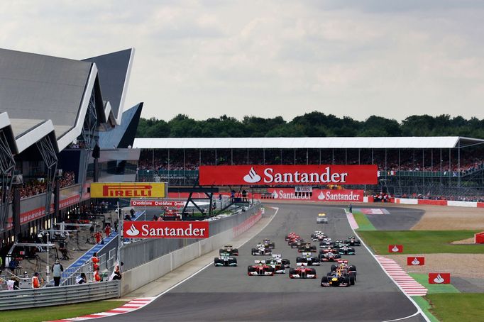 Nové boxy a cílová rovinka jsou dalším z kroků modernizace historického Silverstone.