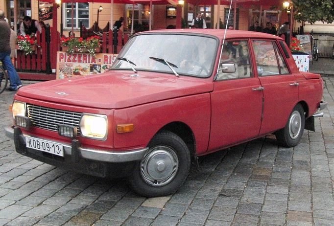 Wartburg 353. Od roku 1966 vyráběn v německém městě Eisenach, nad nímž se tyčí hrad Wartburg. Tento model vyráběn celých 25 let a dodáván výhradně do východního bloku. V ČSSR oblíbený pro velký zavazadlový prostor.