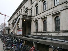 Jedna z mála dochovaných "Hitlerovských" staveb v Mnichově: Bývalý hlavní štáb NSDAP, nyní zde sídlí Vysoká škola hudebních a divadelních umění.