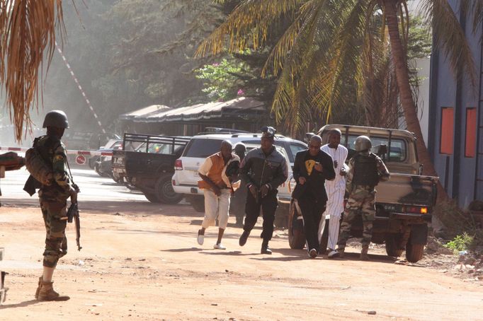 Armáda evakuuje lidi z areálu hotelu Radisson Blu v malijské metropoli Bamako.