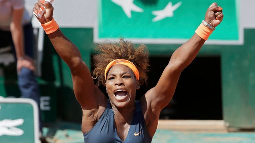 Serena Williamsová v zápase se Světlanou Kuzněcovovou na French Open 2013.
