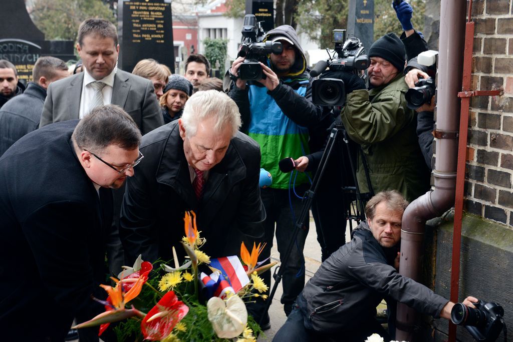 Zeman položil květiny na hrob Václava Havla
