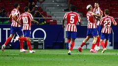Hráči Atlética Madrid slaví gól v utkání s Valladolidem