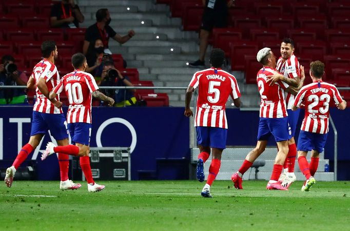 Hráči Atlética Madrid slaví gól v utkání s Valladolidem