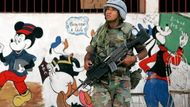 Argentinský voják z jednotek OSN hlídkuje u volební místnosti v haitském Gonaives. Mnozí se obávali, že prezidentské volby 7. února ohrozí násilnosti