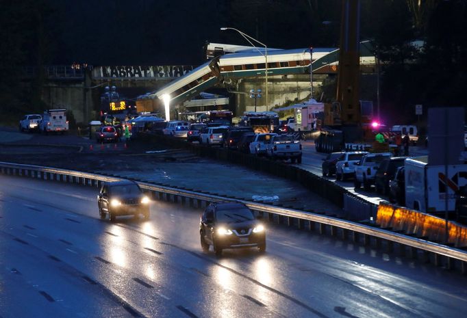 U amerického Seattlu vykolejil vlak, část vagonů se zřítila na dálnici.